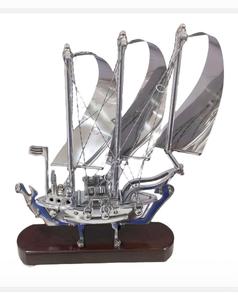 โมเดลเรือใบทองเหลืองทำมือสุดหรู ดีไซน์อาร์ตเดโค น้ำหนักเบา ทนทาน เหมาะสำหรับตกแต่งโต๊ะในบ้าน สำนักงาน ของขวัญขึ้นบ้านใหม่ หรือเทศกาลดิวาลี - Product Image 1