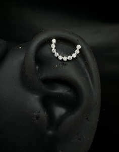 Boucles d'oreilles clous en or 14 carats en forme de U avec détails de diamants invisibles pour femmes - Product Image 5