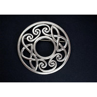 Broche écossaise vintage à motif tourbillonnant de nœuds celtiques complexes, style tartan traditionnel pour kilt 2026