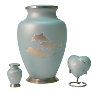 Élégant ensemble d'urnes commémoratives en laiton bleu océan avec motif dauphin – Grande urne funéraire, petite urne à souvenirs et cœur décoratif pour cendres - Product Image 1