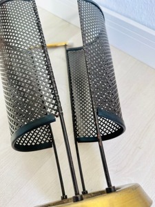 Paragüero de doble cara en metal negro con dos compartimentos, ideal para hoteles, oficinas, cafeterías y entradas de alto tráfico. - Product Image 5