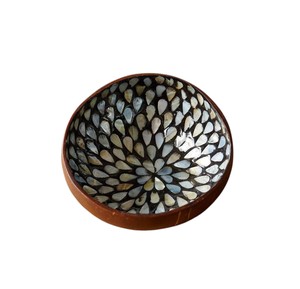 Cuenco artesanal de nácar con diseño de gota de agua, ideal para servir frutas y aperitivos saludables con estilo a diario. - Product Image 1