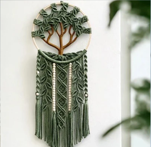 Atrapasueños de macramé verde salvia con diseño de árbol de la vida, con flecos geométricos tejidos, disponible a precios de mayorista. - Product Image 1