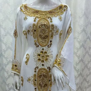 ชุดเดรสคาฟตันสีขาวปักลายหรูหรา ประดับเลื่อมสีทอง น้ำหนักเบา ระบายอากาศได้ดี พร้อมผ้าคลุมฮิญาบชีฟองเข้าชุด สำหรับงานปาร์ตี้ - Product Image 1