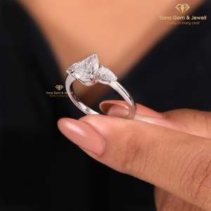 แหวนเพชร CVD Lab Grown Diamond 1.00 กะรัต ทองคำแท้ 14K สี D ความสะอาด VVS2 รูปทรงหยดน้ำแบบ Royal Pear ดีไซน์สามวง สำหรับผู้หญิง รับรองโดย IGI - Product Image 3