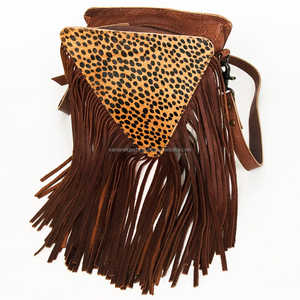 Bolso Bandolera de Cuero Vacuno de Alta Calidad Estilo Vaquero con Flecos y Cierre de Cremallera, Marca Saman Exports - Product Image 2