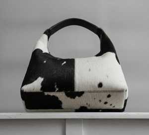 Sac hobo unisexe en cuir véritable à imprimé vache, poignée souple, fermeture éclair, style minimaliste, grande capacité, bandoulière arquée - Product Image 3