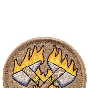 Patch brodé rond en feutre non tissé écologique avec haches croisées et flammes, appliqué en tissu à coudre - Product Image 4