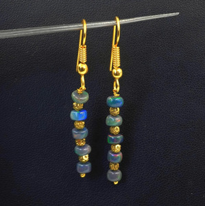ต่างหูประดับโอปอลเอธิโอเปียสีดำหลายเฉด, ทอง 14K, พลอยสีรุ้งธรรมชาติ - Product Image 3