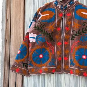 Veste d'hiver Suzani |   Manteau court en velours pour invité de mariage |   Cadeau de fête brodé à la main - Product Image 3