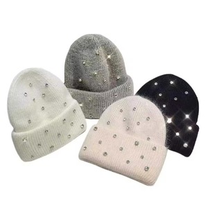 Bonnet d'hiver personnalisable en mohair fait main avec logo personnalisé, ornements floraux et en cristal, tricot côtelé, strass, respirant - Product Image 5