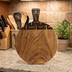 Tabla de cortar redonda de madera Suar de grado alimenticio con mango, patrón de incrustaciones oscuro y claro para uso en la cocina. - Product Image 4