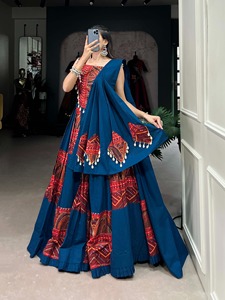 Lehenga Choli prêt-à-porter pour Navratri, en rayonne avec dentelle Kodi, imprimé et orné de travail de feuille métallisée, avec chemisier et dupatta. - Product Image 2