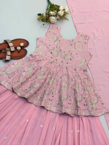 Conjunto de fiesta de diseñador con hermoso bordado, top de peplum de seda sintética Georgette con falda lehenga semicosturada y dupatta. - Product Image 6