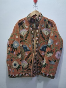 Chaqueta de Terciopelo Bordada a Mano de Primera Calidad, Abrigo Floral Botánico para Mujer, Prenda Exterior Artesanal Color Durazno, Estilo Vintage - Product Image 1