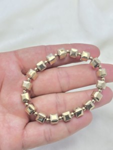 Hermosa Pulsera de Pirita de Alta Calidad, Ecológica, con Diseño Tallado en Madera Petrificada, Artesanía en Piedra Semipreciosa - Product Image 3