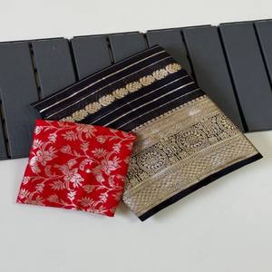 Sari VASTRA COTTAGE en viscose pure, tissage jacquard Georgette, bordure Zari, teint à la main, avec chemisier en soie Dola contrastant - Product Image 1