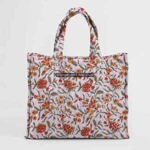 Bolsas de mano acolchadas de tela cuadrada acolchada de algodón con estampado de bloques personalizadas adecuadas para tiendas de accesorios de moda - Product Image 1