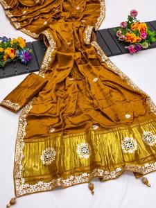 Sari en soie rose brodé à la main, robe indienne traditionnelle avec bordure dorée pour les mariages et les fêtes - Product Image 2
