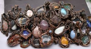 Lote de Joyería con Colgantes de Piedras Preciosas Mixtas Envueltas en Alambre de Cobre Hechos a Mano - Product Image 2