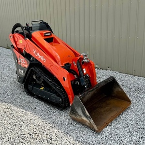 Mini-chargeuse compacte Kubota SCL1000 avec roulement avant et pompe de boîte de vitesses moteur, offrant des performances élevées et un mouvement précis - Product Image 5