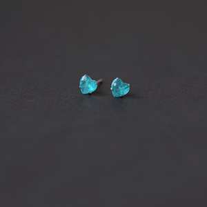 ต่างหูพลอยพาราอิบาทัวร์มาลีนสีน้ำเงินรูปหัวใจ ต่างหูเงินประดับพลอย ต่างหูมินิมอล ของขวัญวันเกิดสำหรับเธอ - Product Image 1