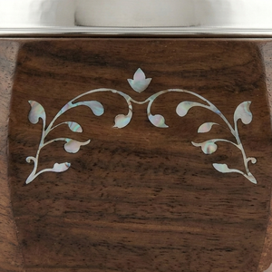 Cazuela de madera opalescente con diseño floral y tapa de acero inoxidable martillada en forma de cúpula, utensilio de servir térmico tradicional árabe. - Product Image 2