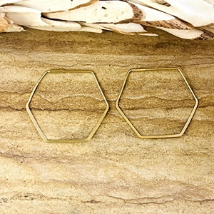 Nouvelles Boucles d'Oreilles Créoles Hexagonales Minimalistes 2026 – Bijoux Modernes en Laiton Plaqué Or 18 carats pour Hommes – Polygone Géométrique – Vente en Gros OEM - Product Image 1