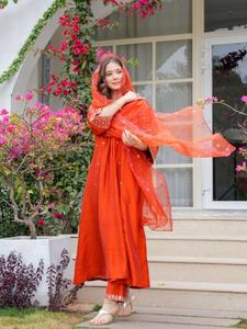 Colección Tradicional de Diseños Indios, Salwar Kameez Chanderi Listo para Usar, con Dupatta, Bordado con Lentejuelas y Codificación - Product Image 4