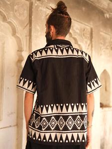 เสื้อเชิ้ตผ้าฝ้ายพิมพ์ลายบล็อกสีดำสำหรับผู้ชาย สไตล์โบฮีเมียน เหมาะสำหรับเทศกาล แขนสั้น ใส่สบายช่วงฤดูร้อน ติดกระดุม ราคาโรงงาน - Product Image 2