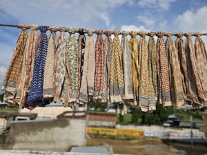 Sarong imprimé à la main de qualité boutique, en coton, pour femme, élégant, idéal comme paréo de plage, par un exportateur spécialisé dans les articles imprimés à la main. - Product Image 5