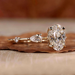 Anillo de Compromiso de Moissanita con Corte Ovalado y Piedras Laterales en Forma de Pera, Joyería Nupcial Clásica de Tres Piedras - Product Image 2