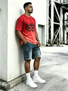 เสื้อยืดพิมพ์ลายกราฟิกสีแดงสำหรับผู้ชาย กางเกงยีนส์ขาสั้นทรงคาร์โก้ ชุดเซ็ตสตรีทแวร์ 2 ชิ้น สไตล์คนเมือง - Product Image 4