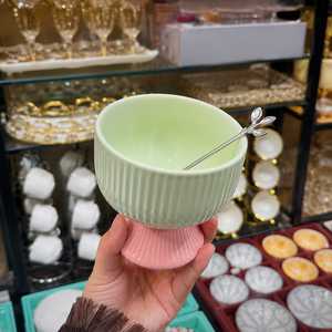 Ensemble de bols à glace côtelés en céramique pastel avec cuillères décoratives et plateau de service – Service à dessert haut de gamme - Product Image 4