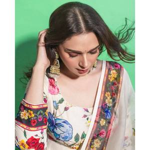 Vestido de Diseñador Hecho a Mano para Fiestas, Hermoso Estampado Floral Digital en Chifón, Silueta en A, Elegante para Eventos - Product Image 1