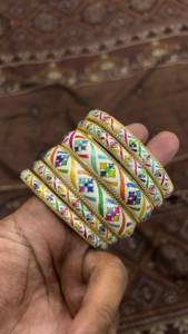 Bracelets en métal avec incrustations complexes, collection de bijoux ethniques - Product Image 3