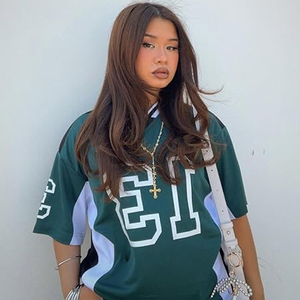 เสื้อฟุตบอลตาข่ายคอวีทรงโอเวอร์ไซส์สไตล์เรโทรสำหรับผู้ชายและผู้หญิง พิมพ์ลายดิจิตอลแบบซับลิเมชั่น รับสั่งทำโลโก้ ชื่อ และหมายเลข จำนวนมาก - Product Image 4