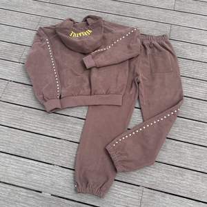 Conjunto de Sudadera con Capucha Ligera de Algodón Personalizada OEM, Ecológica, con Estampado de Diamantes de Imitación, Sudadera con Cierre y Pantalones Holgados con Cordón - Product Image 4