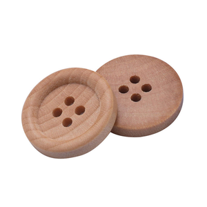 กระดุมไม้ขอบมนสี่รู - ขายส่งสีไม้ไผ่ธรรมชาติสำหรับเสื้อเด็กและงานฝีมือ DIY - Product Image 1