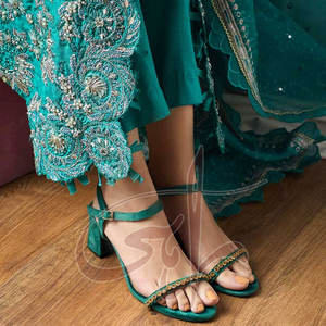 Impresionantes sandalias de tacón de terciopelo y cuero genuino hechas a mano en un tono verde botella, tendencia de moda para mujer. - Product Image 4