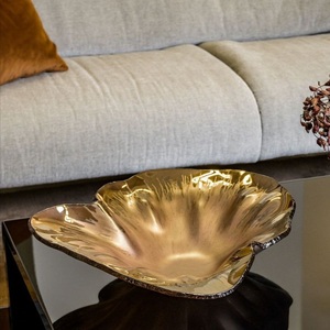 Vaisselle de service artisanale au design rustique, plats et bols pour la présentation des aliments, décoration intérieure, matériau solide - Product Image 6