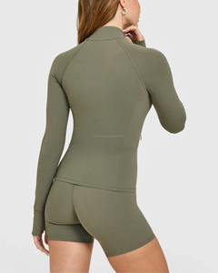 Chaqueta de yoga para mujer, personalizada, de corte ajustado, antiestática, con cremallera completa, cuello alto y orificios para los pulgares, para rendimiento en running. - Product Image 2