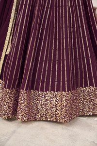 Ensemble Lehenga Choli court à rayures bordeaux et sequins, avec dupatta en organza brodé, sans manches, col carré, pour réception de mariage - Product Image 6