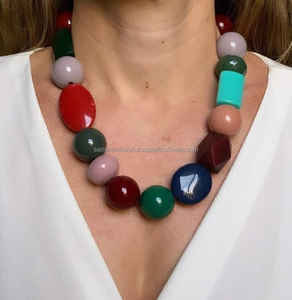 Collar romántico de cuentas de resina con diseños de paisajes abstractos Todos los colores Forma de diamante de corte princesa para aniversarios - Product Image 3