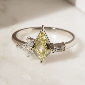 Anillo de Diamante Cultivado en Laboratorio con Corte Esmeralda Kite, Diamante Amarillo Fantasía de 1 Quilate, Claridad VVS2, Oro Blanco de 14K, Joyería de Lujo con Certificación IGI - Product Image 1