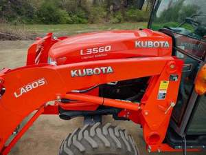 Tracteur utilitaire compact Kubota L3560 d'occasion de 2023 avec chargeur frontal LA805, 37 CV, prix bas - Product Image 2