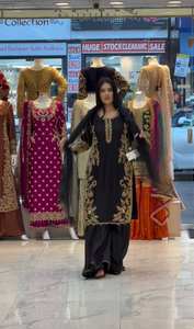 NUEVO DISEÑO ESPECIAL PARA EID, TRAJE DE 3 PIEZAS DE SEDA ROMANA CHINA CON BORDADO PESADO Y LENTEJUELAS, DE SECADO RÁPIDO PARA FIESTAS - Product Image 6