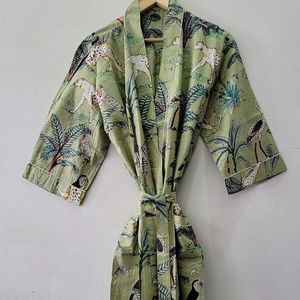 ชุดกิโมโนผ้าฝ้ายสีเขียวเซจพิมพ์ลายด้วยมือ ลายซาฟารีป่าดงดิบสุดแปลกใหม่ งานฝีมือทำมือ น้ำหนักเบา เหมาะสำหรับฤดูร้อน สวมใส่สบายๆ - Product Image 1