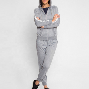 Sweat-shirt gris à capuche entièrement zippé pour femme, coupe classique, en mélange de coton tricoté, avec poches, style jogger, bandes blanches - Product Image 3