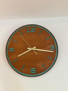 Reloj de pared de madera silencioso hecho a mano - Arte único con letras azul aguamarina - Product Image 2
